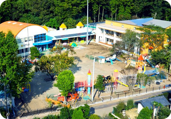 園庭から見た園舎